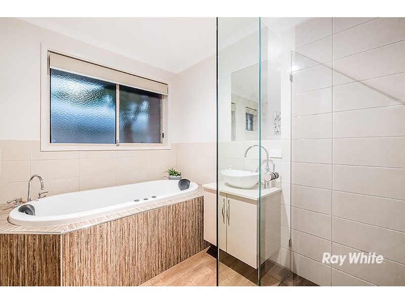 6 Lindenow Court, Cranbourne North VIC 3977