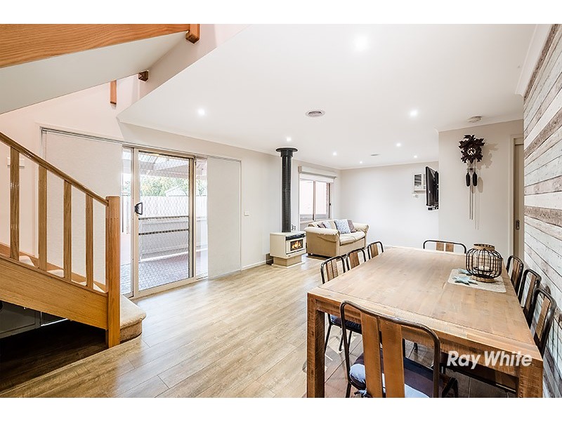 6 Lindenow Court, Cranbourne North VIC 3977