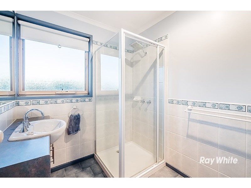 6 Lindenow Court, Cranbourne North VIC 3977