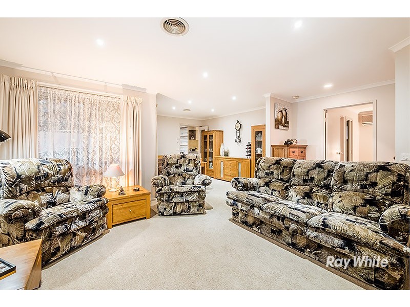 6 Lindenow Court, Cranbourne North VIC 3977