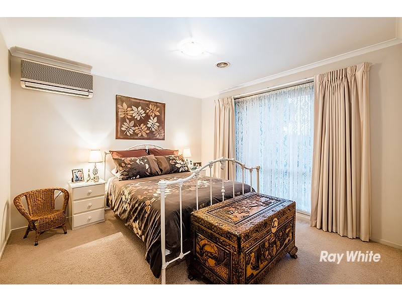 6 Lindenow Court, Cranbourne North VIC 3977