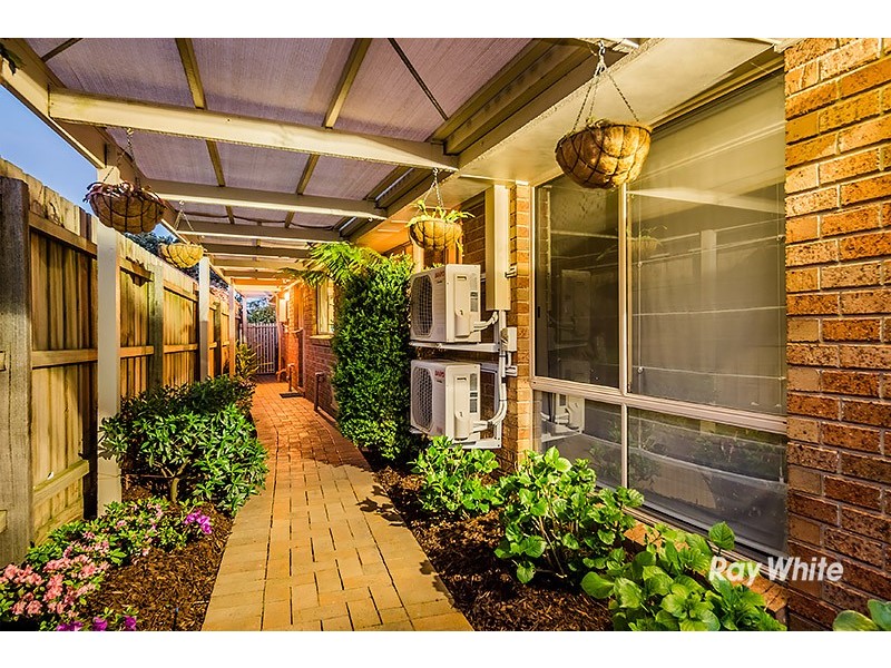 6 Lindenow Court, Cranbourne North VIC 3977