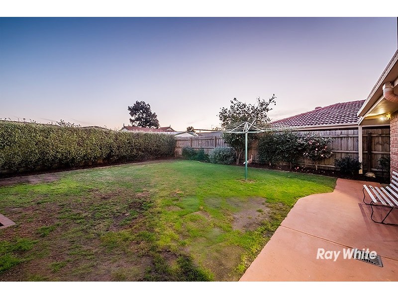 6 Lindenow Court, Cranbourne North VIC 3977