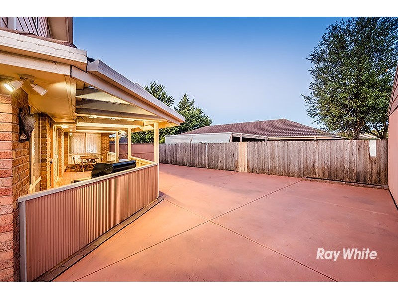 6 Lindenow Court, Cranbourne North VIC 3977