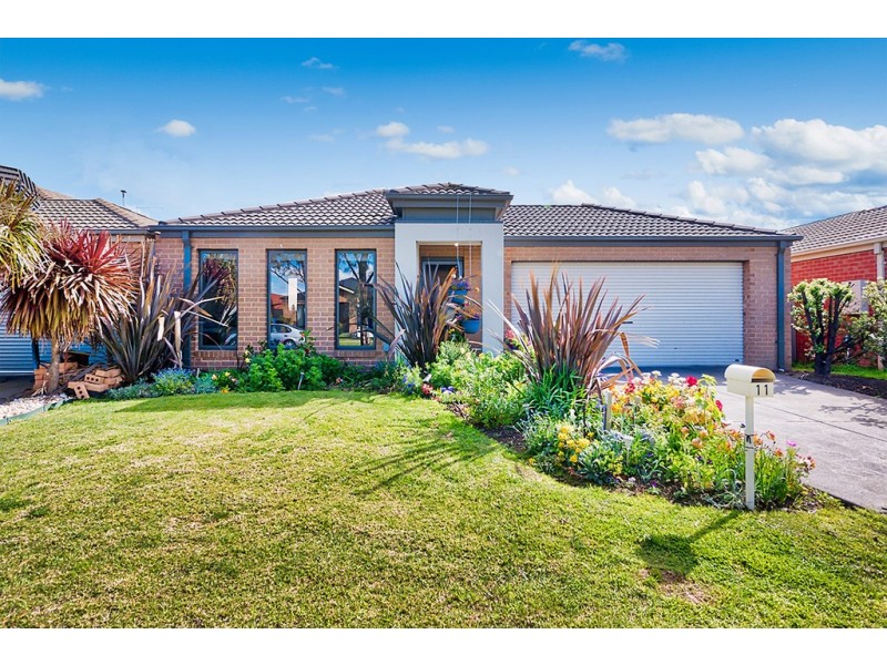 11 Maddock Drive, Cranbourne East VIC 3977