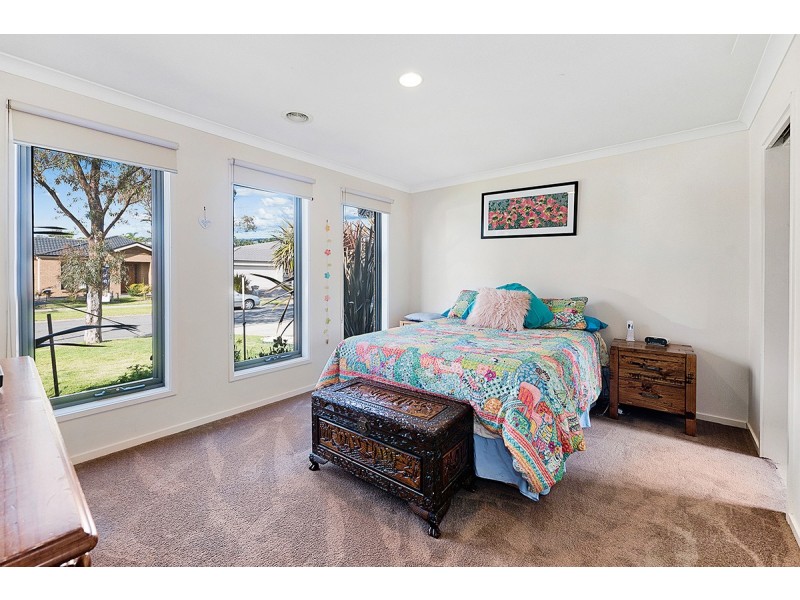 11 Maddock Drive, Cranbourne East VIC 3977