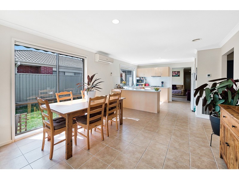 11 Maddock Drive, Cranbourne East VIC 3977