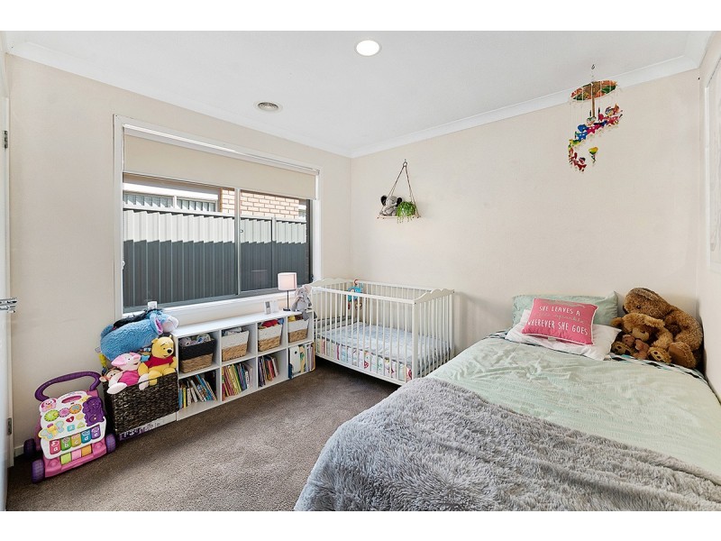 11 Maddock Drive, Cranbourne East VIC 3977