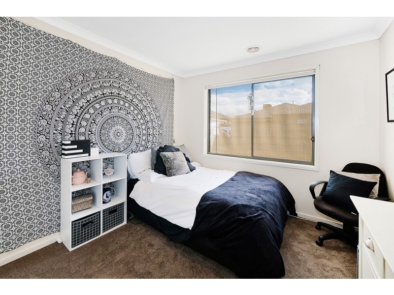 11 Maddock Drive, Cranbourne East VIC 3977