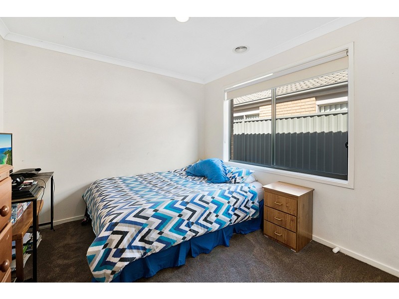 11 Maddock Drive, Cranbourne East VIC 3977
