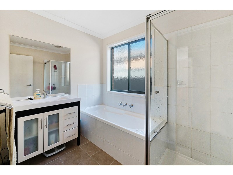 11 Maddock Drive, Cranbourne East VIC 3977