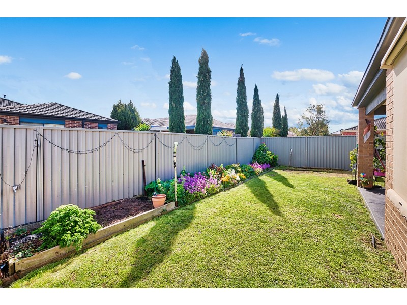 11 Maddock Drive, Cranbourne East VIC 3977