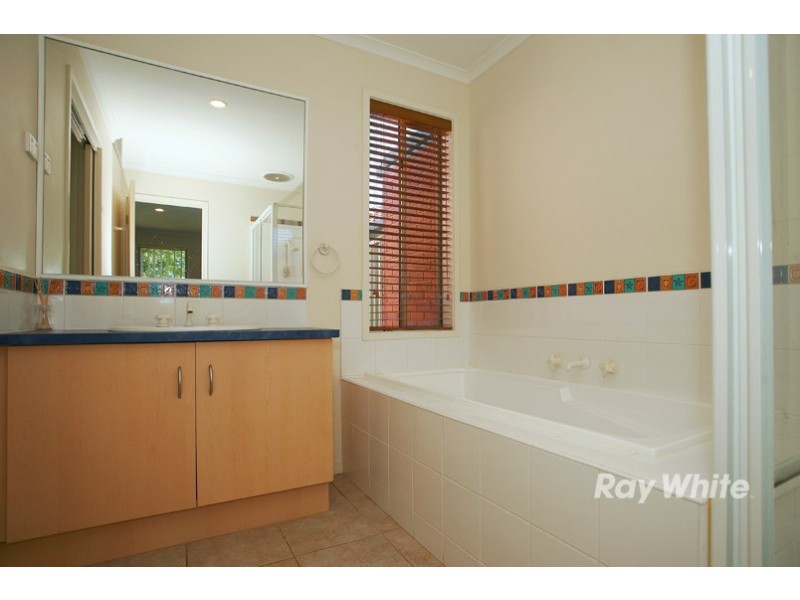 7 Oak Post Place, Cranbourne East VIC 3977