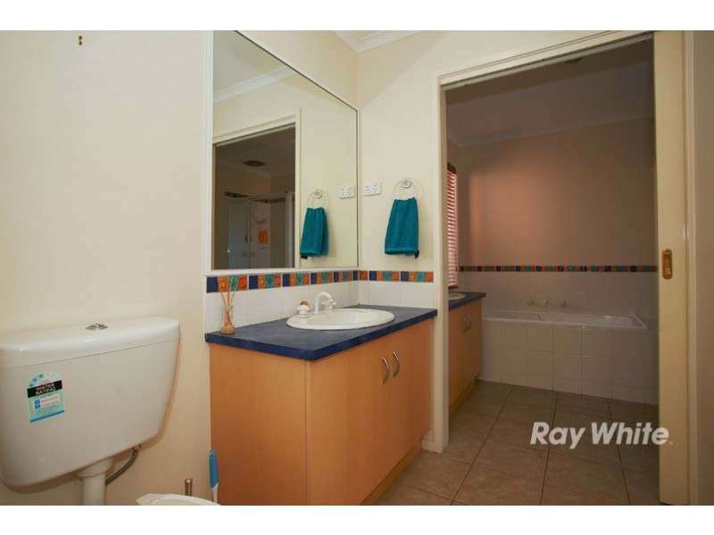 7 Oak Post Place, Cranbourne East VIC 3977