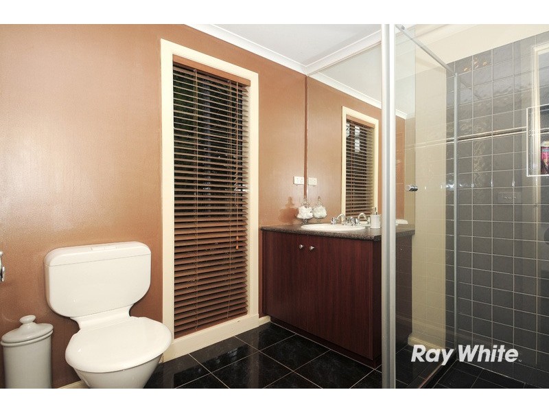 40 Sussex Avenue, Cranbourne North VIC 3977