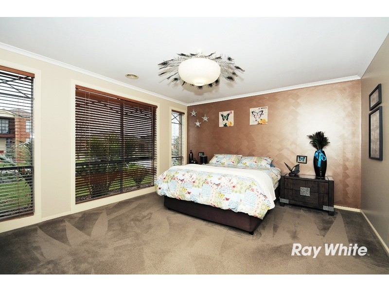 40 Sussex Avenue, Cranbourne North VIC 3977