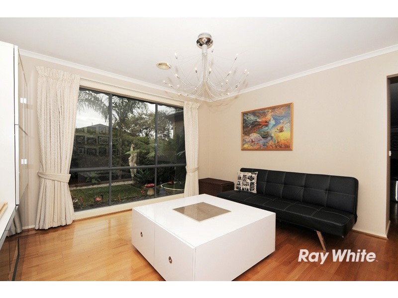 40 Sussex Avenue, Cranbourne North VIC 3977