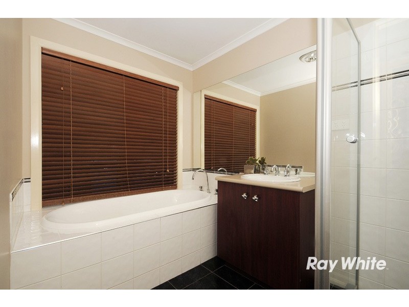 40 Sussex Avenue, Cranbourne North VIC 3977