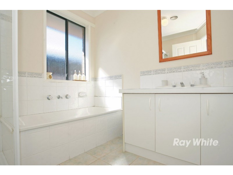 40 Trafalgar Way, Cranbourne East VIC 3977