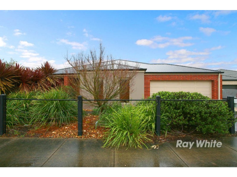 18 Weathertop Way, Cranbourne East VIC 3977