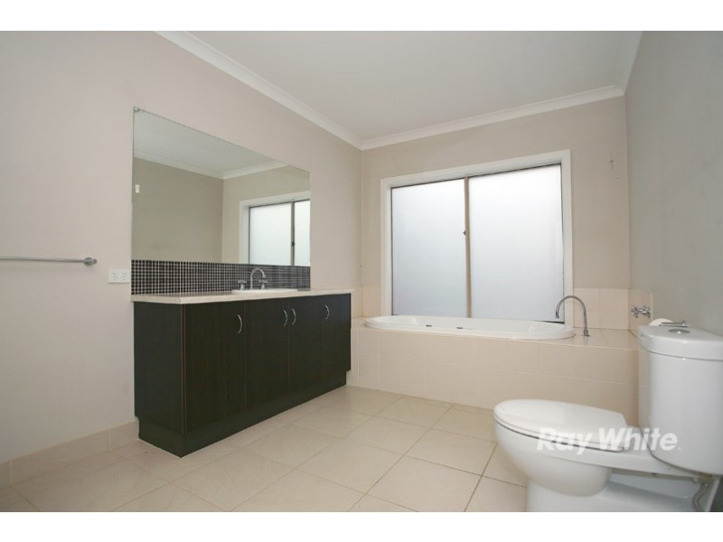 18 Weathertop Way, Cranbourne East VIC 3977
