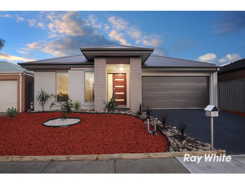 7 Woodsman Way, Cranbourne East VIC 3977
