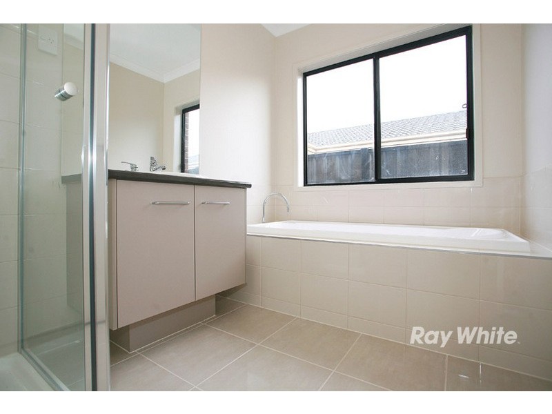 15 Appaloosa Grove, Clyde North VIC 3978