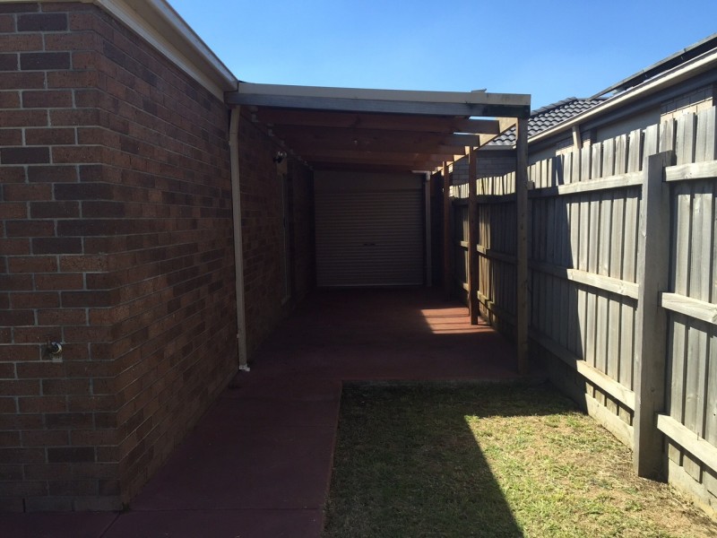 8 Bellbrae Crescent, Cranbourne West VIC 3977