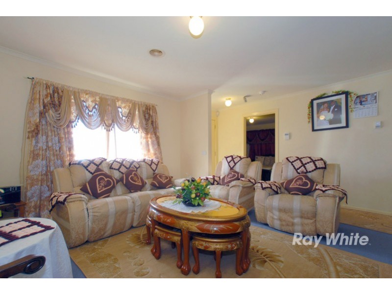 6 Gowrie Place, Cranbourne West VIC 3977