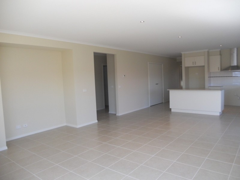 89 Heather Grove, Clyde North VIC 3978