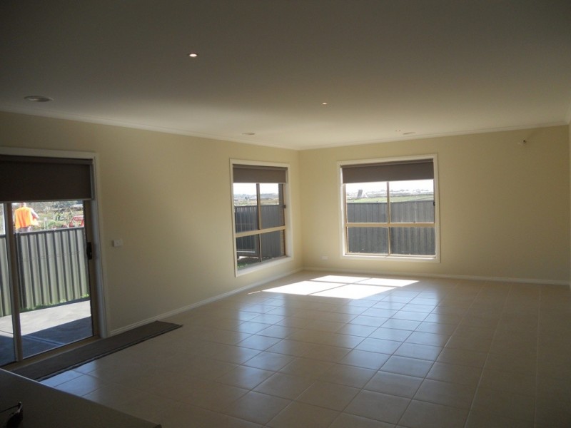 89 Heather Grove, Clyde North VIC 3978