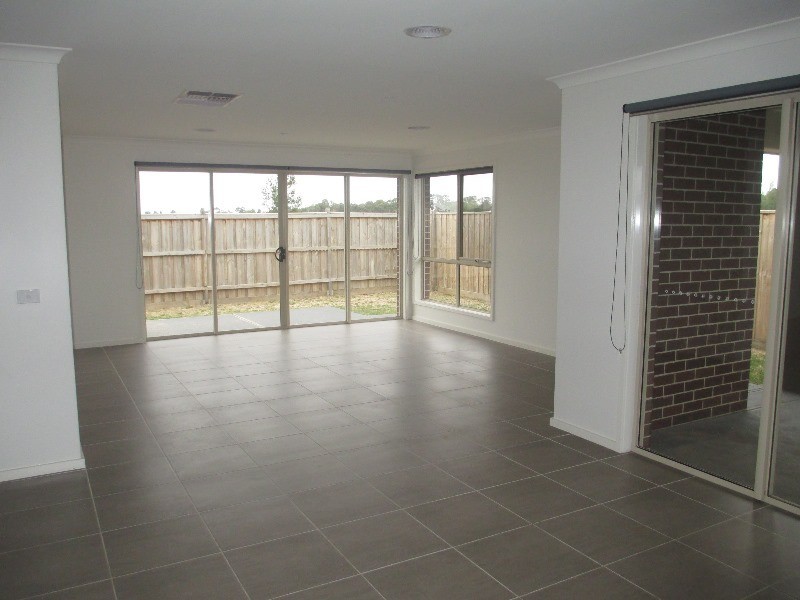 29 Blackledge Drive, Cranbourne East VIC 3977