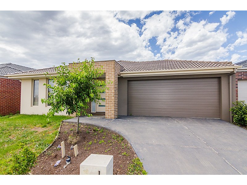 18 Quarters Boulevard, Cranbourne West VIC 3977