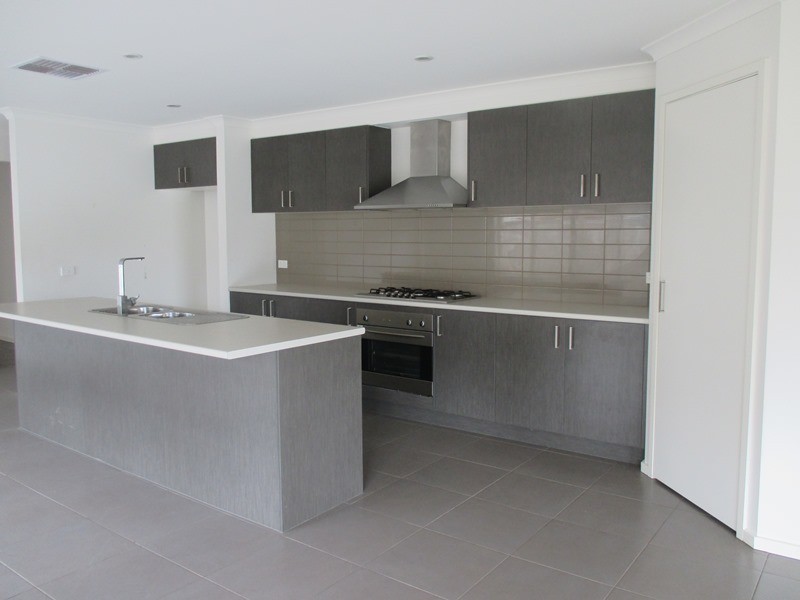 18 Quarters Boulevard, Cranbourne West VIC 3977