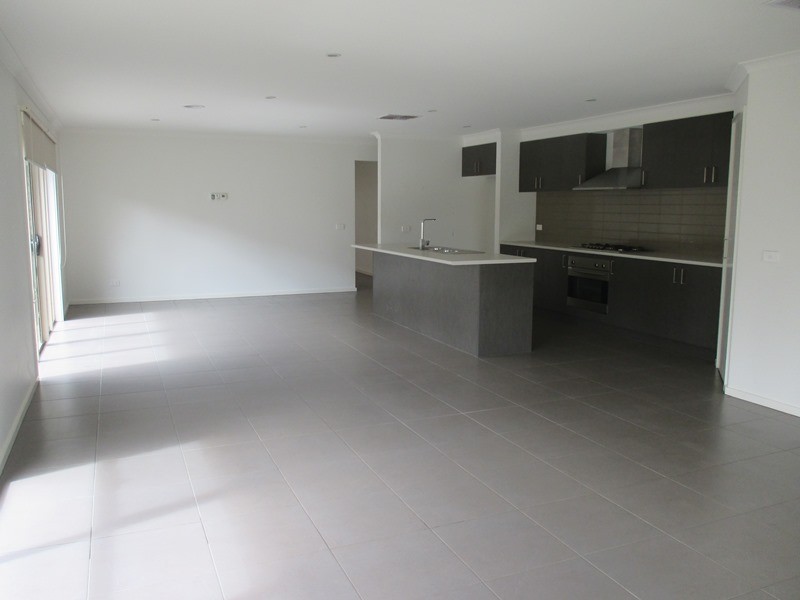 18 Quarters Boulevard, Cranbourne West VIC 3977