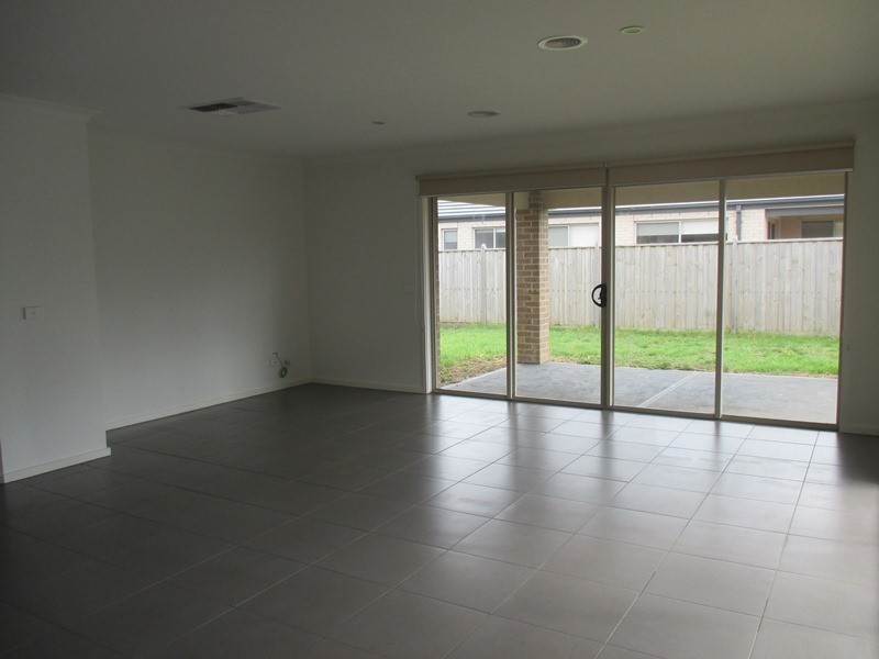 18 Quarters Boulevard, Cranbourne West VIC 3977