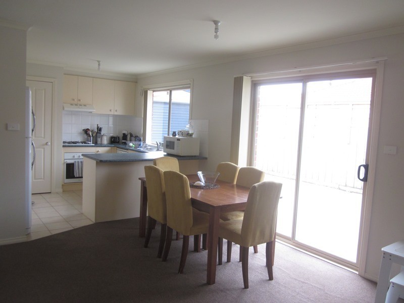 27 Glenaire Crescent, Cranbourne VIC 3977