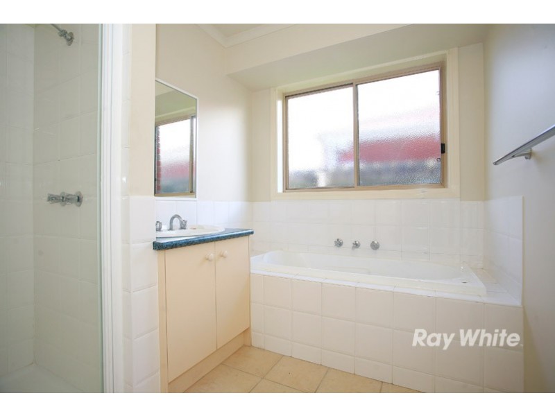27 Glenaire Crescent, Cranbourne VIC 3977
