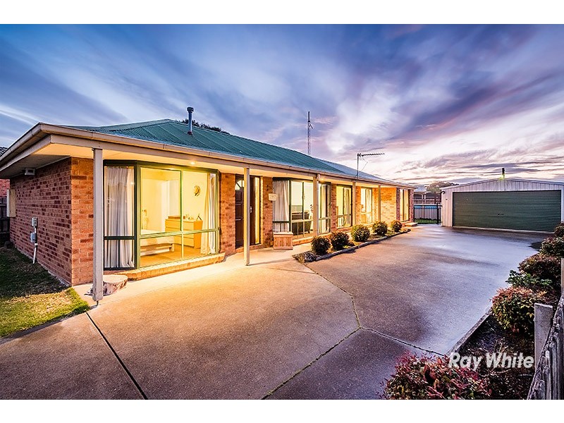 33 Navarre Drive, Cranbourne West VIC 3977