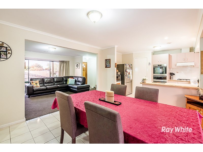 33 Navarre Drive, Cranbourne West VIC 3977