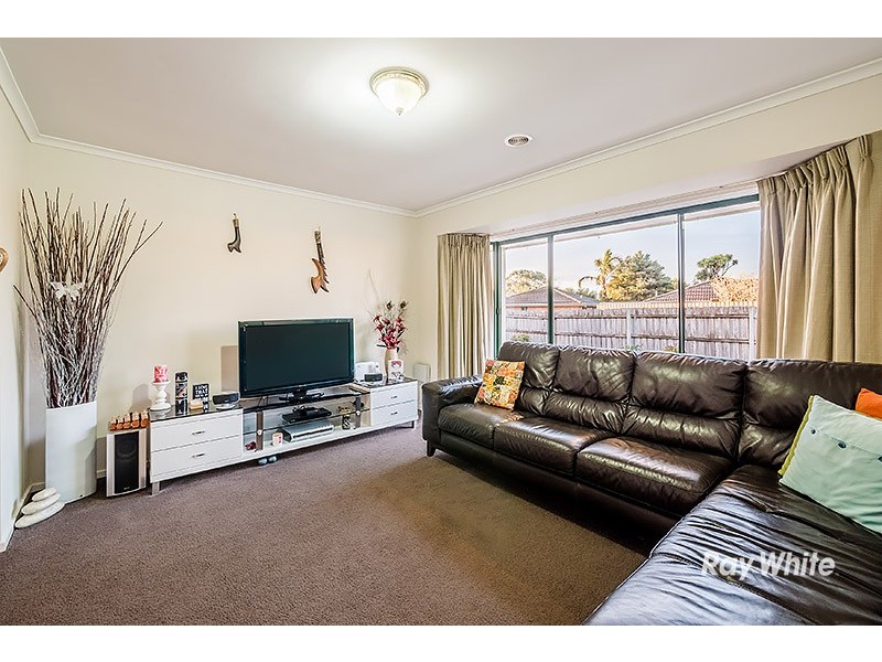 33 Navarre Drive, Cranbourne West VIC 3977