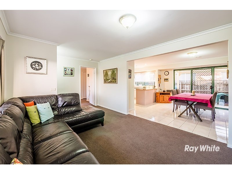 33 Navarre Drive, Cranbourne West VIC 3977