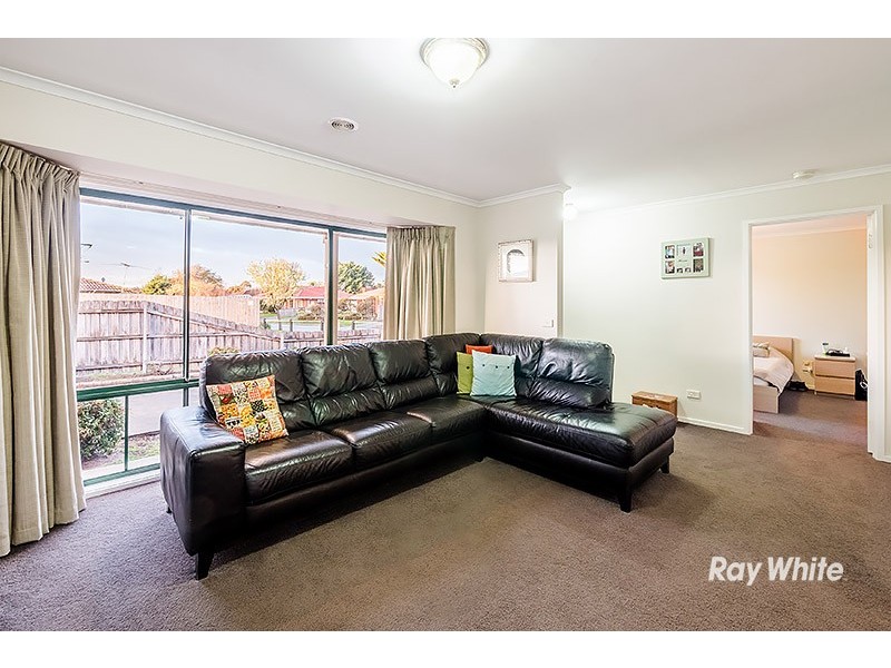 33 Navarre Drive, Cranbourne West VIC 3977