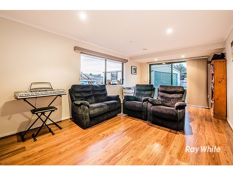 33 Navarre Drive, Cranbourne West VIC 3977