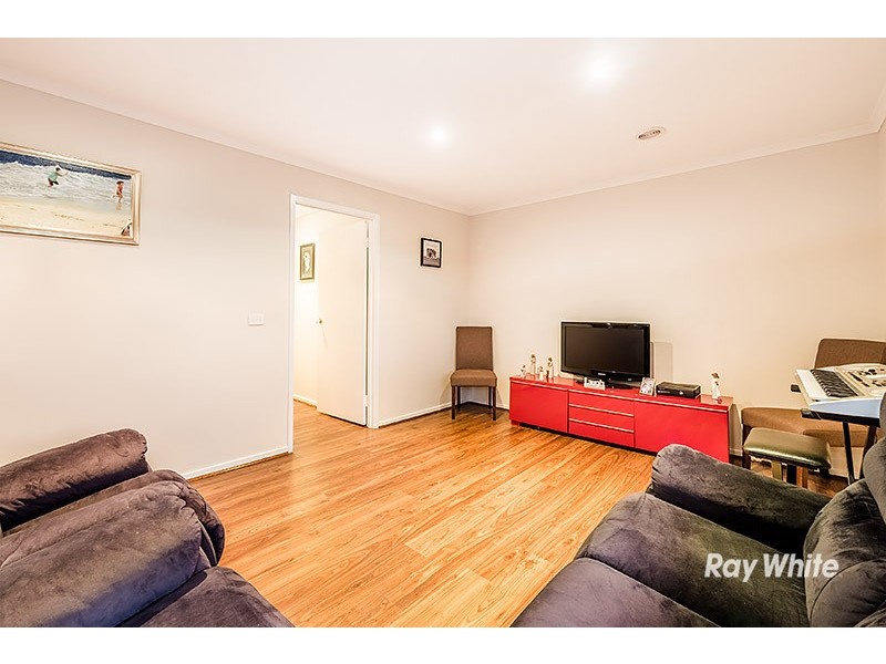 33 Navarre Drive, Cranbourne West VIC 3977