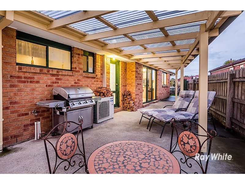 33 Navarre Drive, Cranbourne West VIC 3977