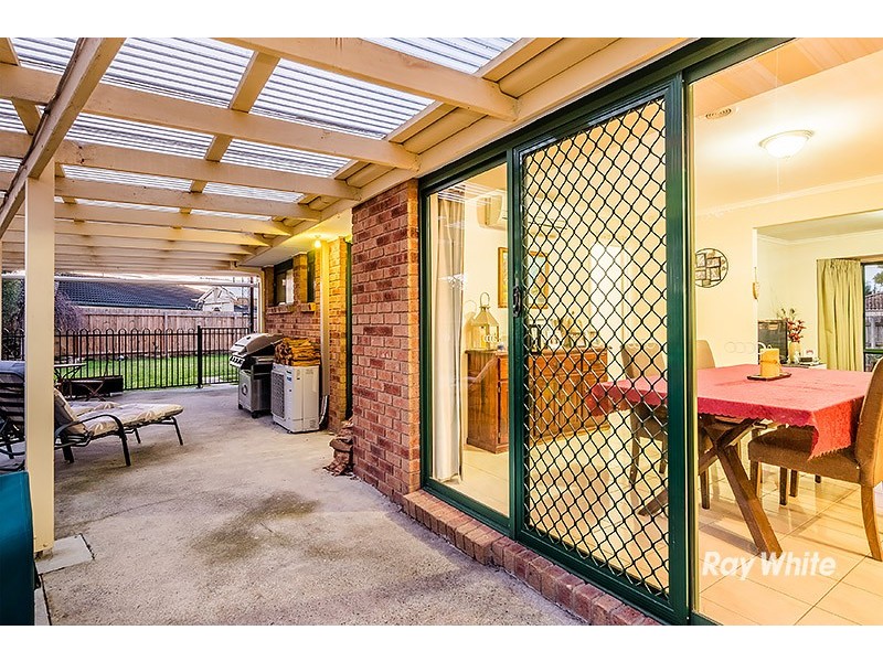 33 Navarre Drive, Cranbourne West VIC 3977