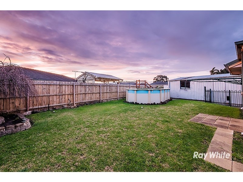 33 Navarre Drive, Cranbourne West VIC 3977