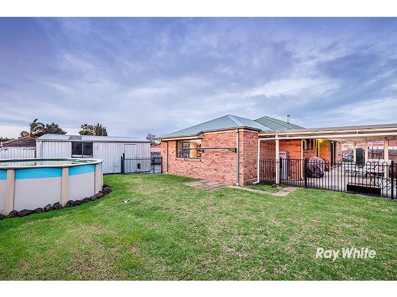 33 Navarre Drive, Cranbourne West VIC 3977