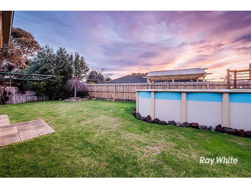 33 Navarre Drive, Cranbourne West VIC 3977